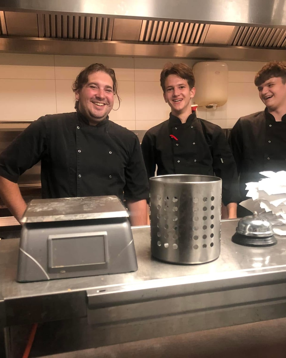 Koks aan het werk in de keuken van Huys van Roosevelt