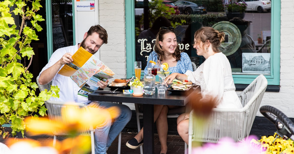 Gasten genieten op het terras van Huys van Roosevelt